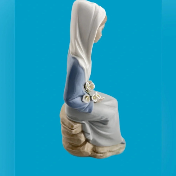 Vintage Llardo “girl Sitting with Lilies “a very rare Lladro a gorgeous gift! - Picture 3 of 9